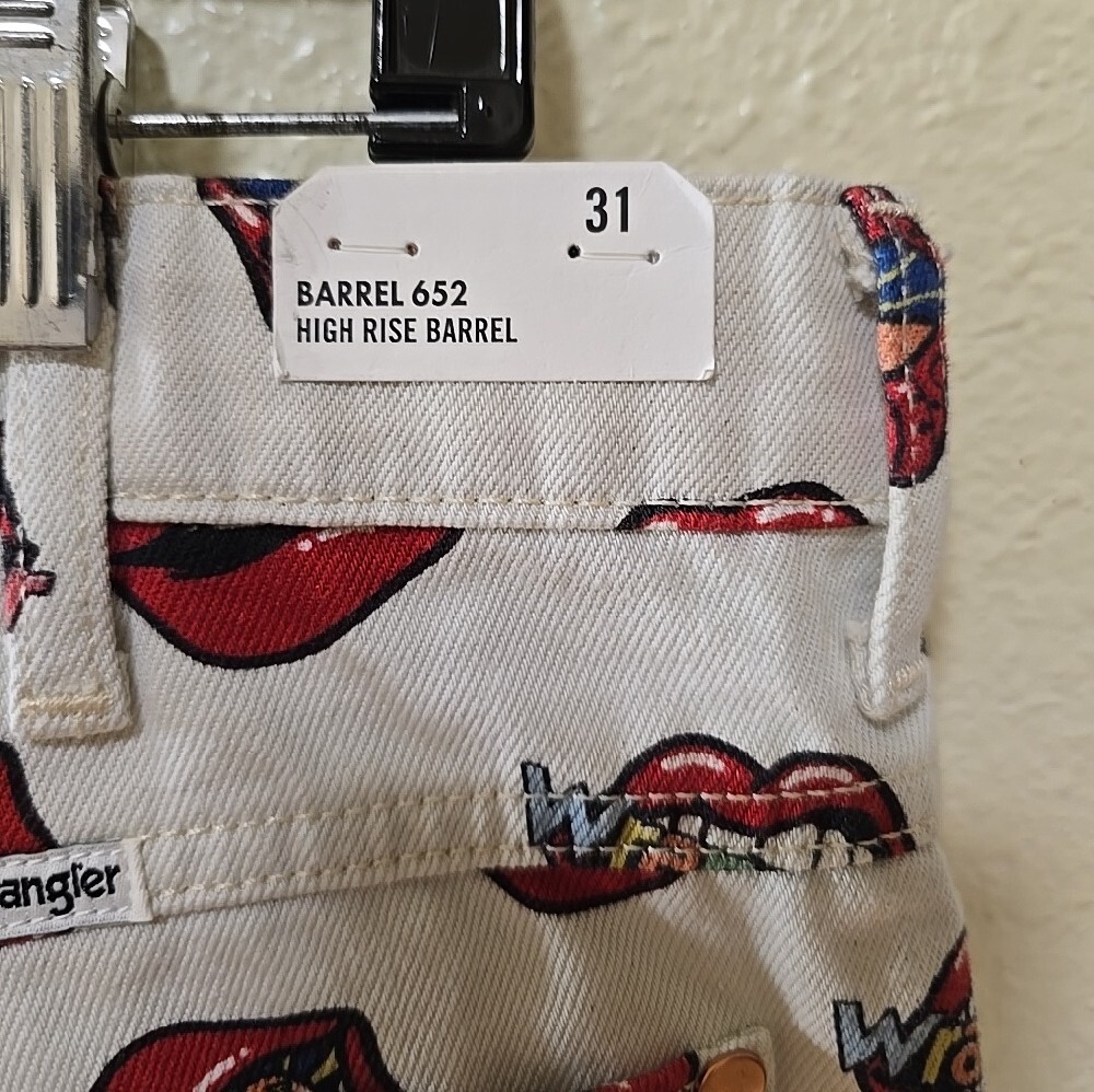 Wrangler White Barrels with Red Lip & Multicolor Pop Prints - Picture 4 of 6